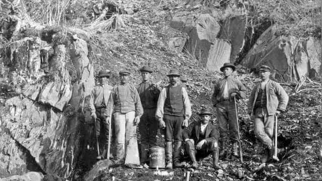 Trabajadores de la construcción en Noruega empleando dinamita en torno al 1900. Åsen Museum/Commons.